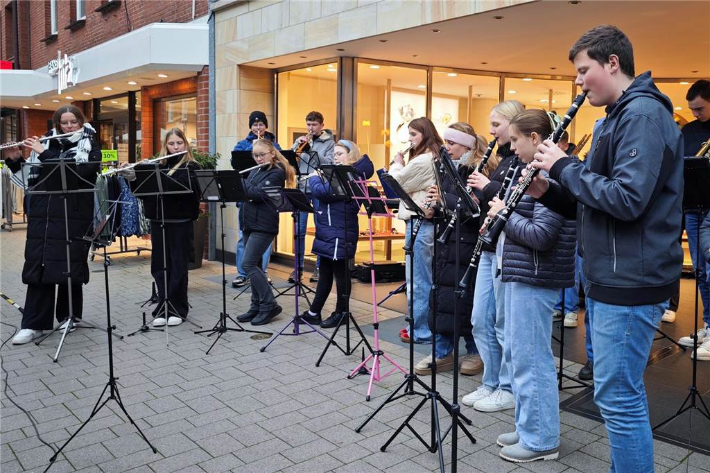 Mit dieser Gedenkveranstaltung möchte die Stadt Ahaus nicht nur der Opfer gedenken, sondern auch ein Zeichen für Frieden, Toleranz und ein gemeinsames Erinnern setzen.