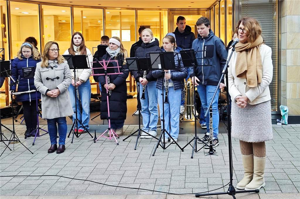 Mit dieser Gedenkveranstaltung möchte die Stadt Ahaus nicht nur der Opfer gedenken, sondern auch ein Zeichen für Frieden, Toleranz und ein gemeinsames Erinnern setzen.