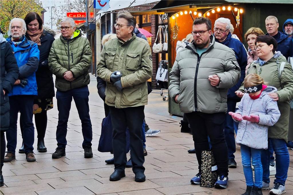 Mit dieser Gedenkveranstaltung möchte die Stadt Ahaus nicht nur der Opfer gedenken, sondern auch ein Zeichen für Frieden, Toleranz und ein gemeinsames Erinnern setzen.