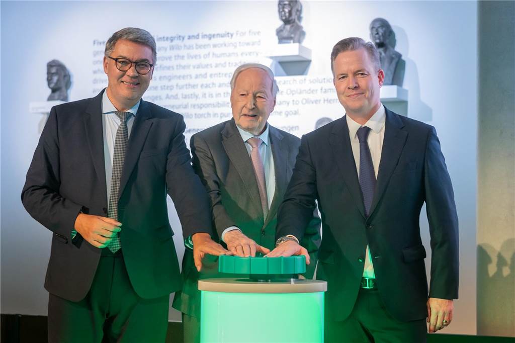 Wilo-Chef Oliver Hermes: Impulsgeber und Zukunftsgestalter Mit Dr. Jochen Opländer begrüßte Oliver Hermes im Dezember 2023 Oberbürgermeister Thomas Westphal zur Grundsteinlegung für den Health Cube (Gesundheitszentrum) auf dem Wilopark-Gelände in Dortmund.