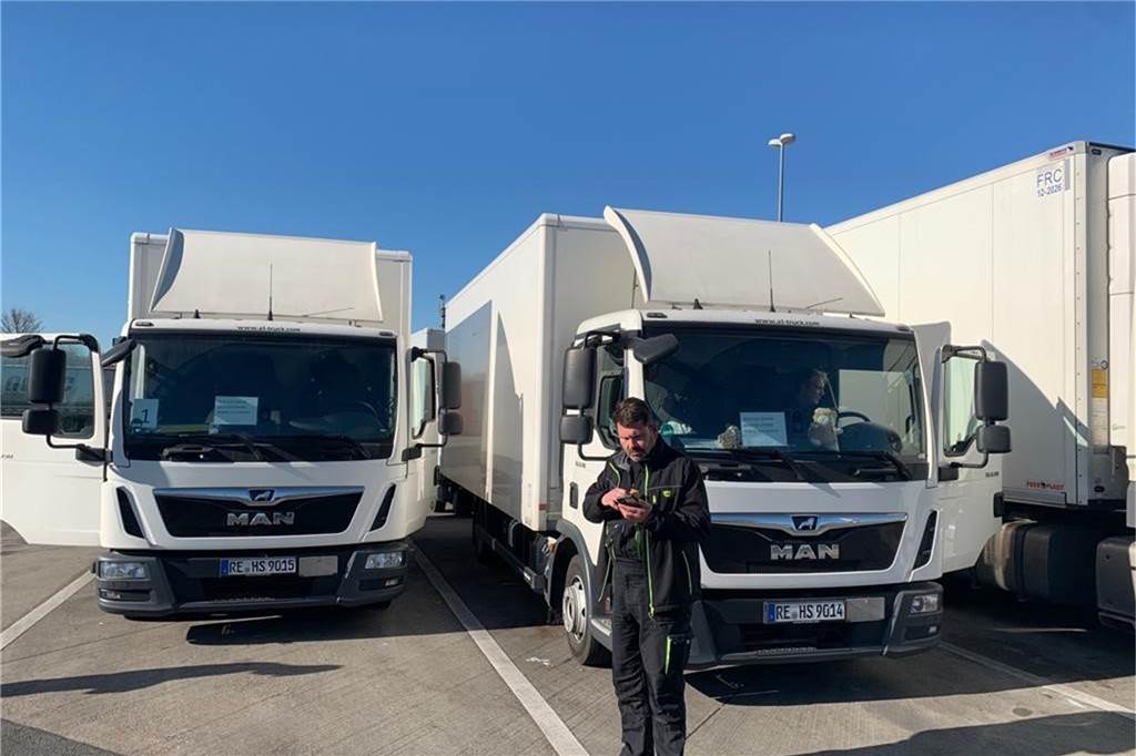 Ukraine-Hilfe aus Lünen: „An Grenze haben die Menschen geweint“ Mit drei Lkw ging es auf die über 1300 Kilometer weite Strecke Richtung Osten für das Stolzenhoff-Team.