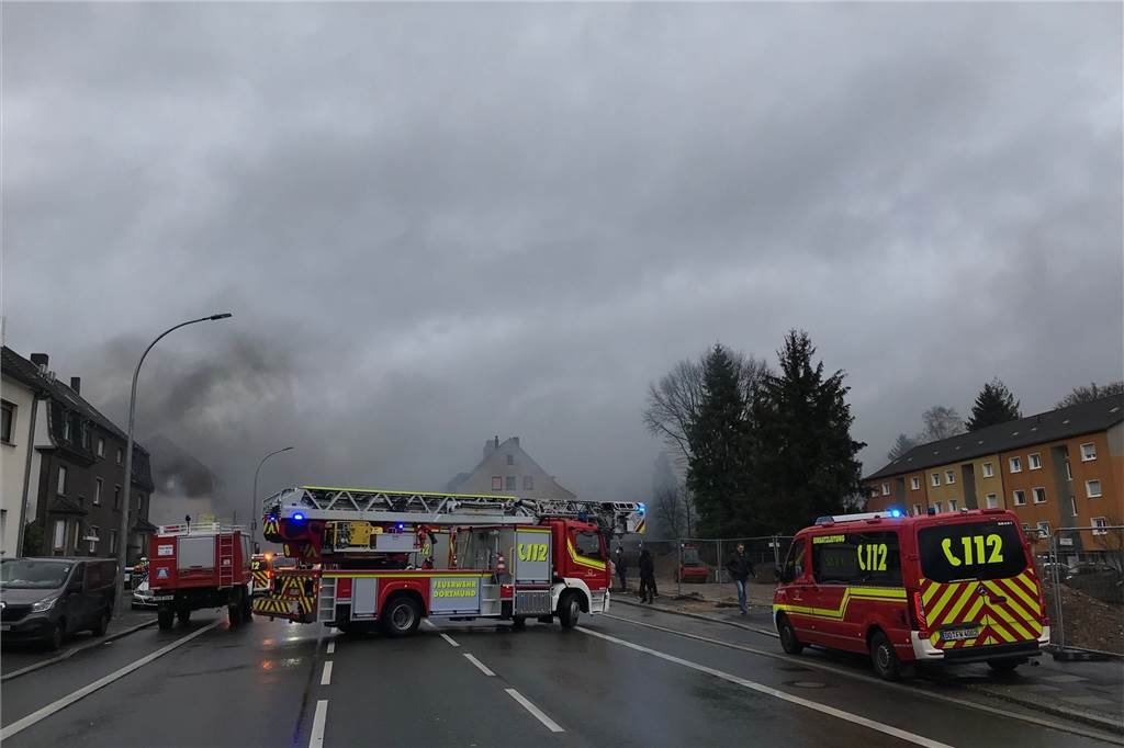 xxx Mit drei Löschzügen rückte die Feuerwehr Dortmund am Donnerstag gegen 10.10 Uhr nach Lütgendortmund aus.