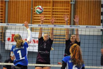 Mit drei Punkten im Gepäck kehrte der VfL um Jule Lösing (M.) und Laura Harpering (r.) aus Paderborn zurück.