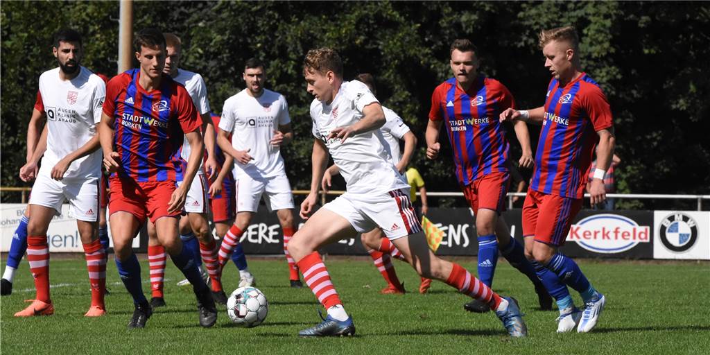 Drei Treffer in vier Spielen: Christopher Behrendt als „megamäßige Verstärkung“ für Eintracht Ahaus Mit drei Toren in den ersten vier Spielen hat sich Christopher Behrendt (M.) ins Eintracht-Team eingefügt.