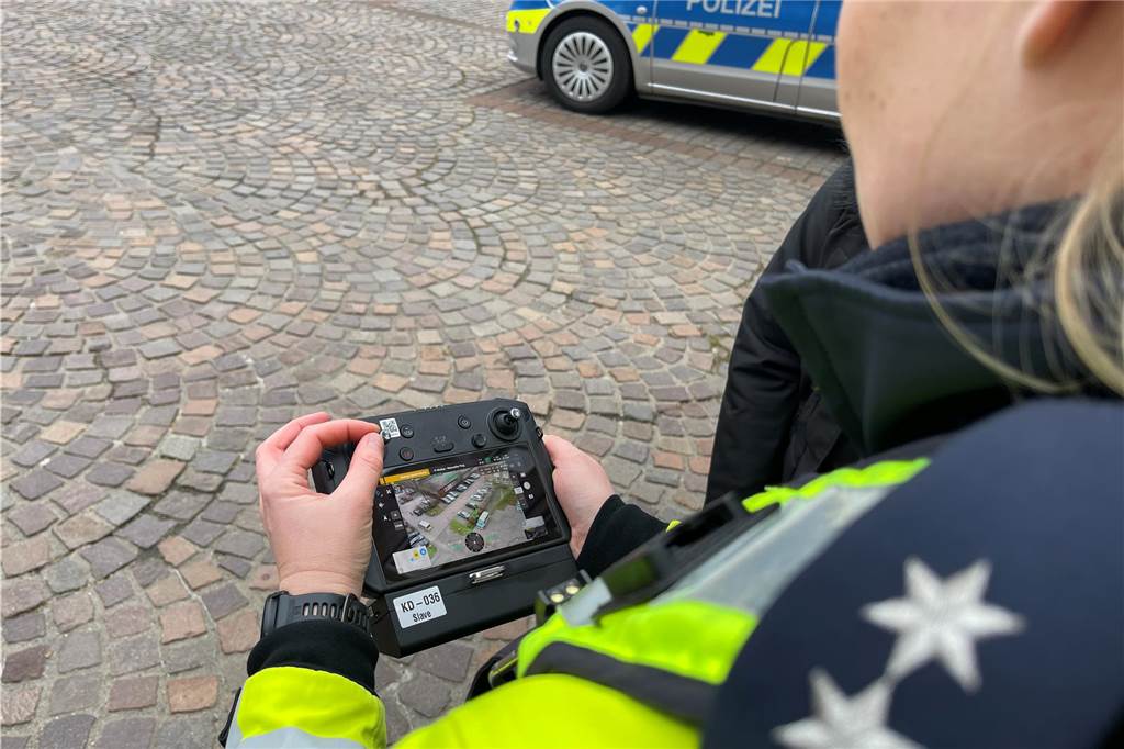 Tobias Cymek (34) arbeitet beim Unfallteam: „Es könnte jeden treffen“ Eine Polizistin aus Dortmund schaut sich Drohnenaufnahmen an.