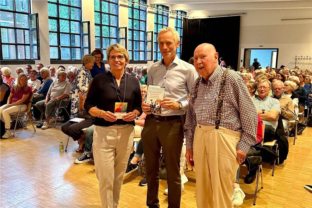 Orwat-Foto auf Bestseller-Cover: Rund 60 Jahre nach der Aufnahme Mit „Ein Hof und elf Geschwister“ gelang Prof. Dr. Ewald Frie (m.) ein Bestseller. Das Bild auf dem Titel stammt von Helmut Orwat (r.), der vom Kreisvorstand der Landfrauen Coesfeld und Sabine Nolte zu einer Lesung in Dülmen eingeladen wurde.