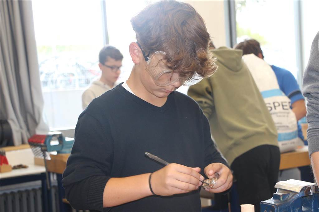 Nach dem Umweltpreis: Technikkurs an der Herta startet nächstes Projekt Schüler bei der Feinarbeit