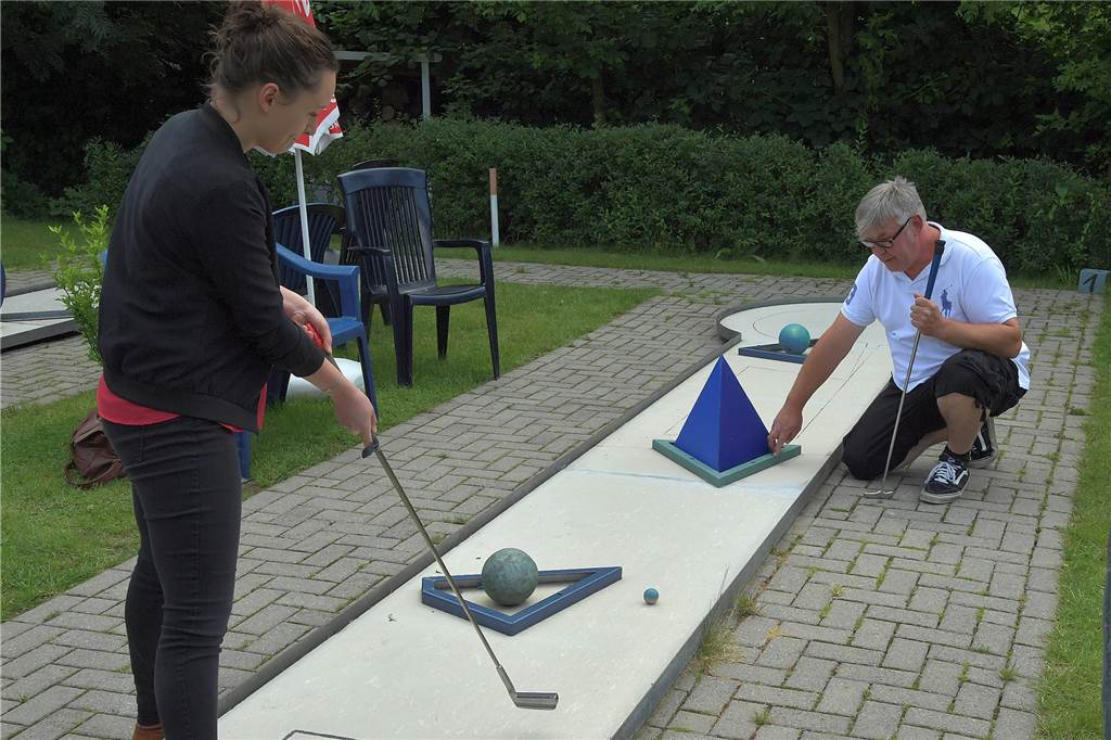 Lüner Minigolfplatz erfolgreich: "Coronazeit war sogar gut für uns" Ein paar Tricks braucht es schon, um den Ball ins Loch zu bringen.