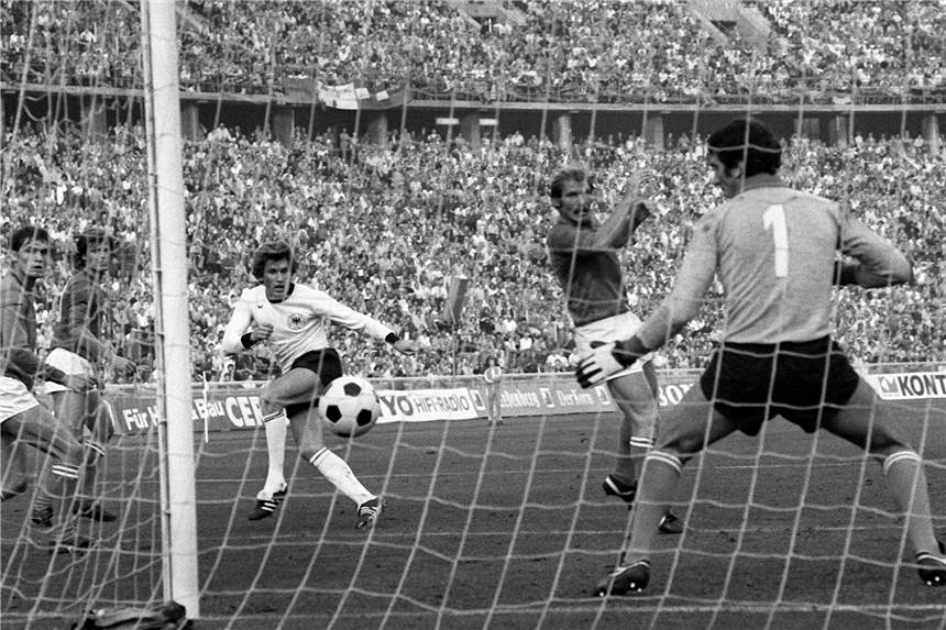 Ehemalige Fußball-Stars kommen zur Einweihung des neuen Henrichenburger Platzes Mit ein wenig Glück wird Manfred Kaltz, hier beim Schuss im Länderspiel 1977 gegen Italien, bei der Sportplatz-Eröffnung in Henrichenburg dabei sein.