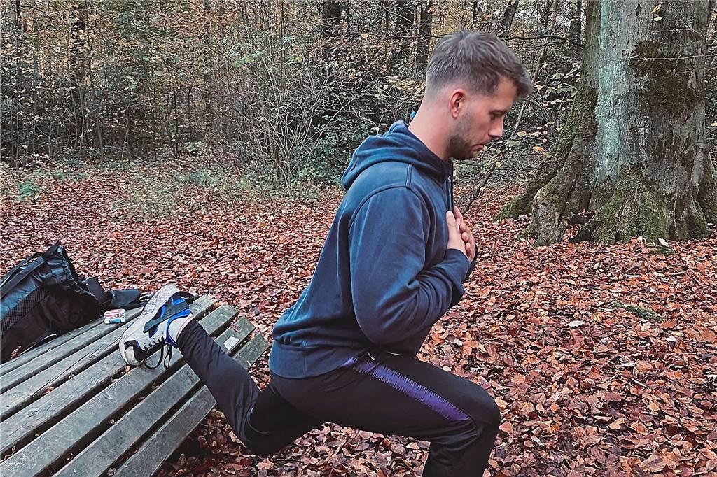 Fitness im Wald als Corona-Alternative: „Staub, Dreck, Matsch – und dann einfach Vollgas!“ Mit einbeinigen Kniebeugen trainiert Sidney Capraro hier den Quadrizeps, also den vorderen Oberschenkel.