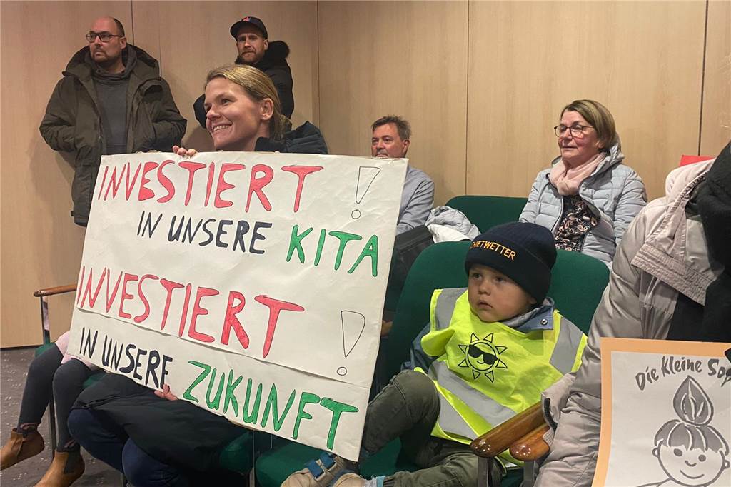 Mit eindeutigen Plakaten saßen die Familien aus der Kita St. Sophia in der Sitzung des Jugendhilfeausschusses.