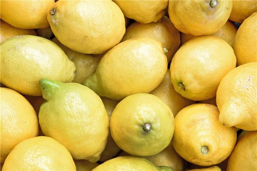 Mit eine paar Zitronen und etwas Mineralwasser kann man Zitronenlimonade ganz einfach selbst machen. Foto: Holger Hollemann