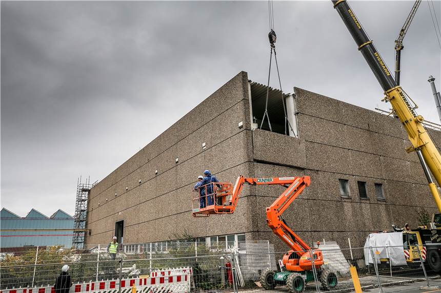 Sanierung des Envio-Geländes am Dortmunder Hafen soll im Dezember abgeschlossen sein Mit einem 100 Tonnen schweren Kran werden Betonplatten an der Außenwand von Halle I bei Envio abgetragen.