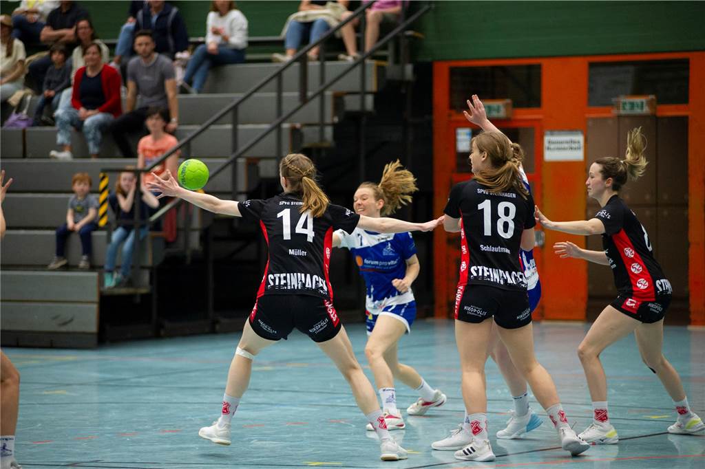 Mit einem 29:18-Sieg gegen die Spvg. Steinhagen im letzten Heimspiel der Saison verabschiedeten die Damen des HSC Haltern-Sythen mit Carina Keysers und Hannah Pauly zwei Spielerinnen.