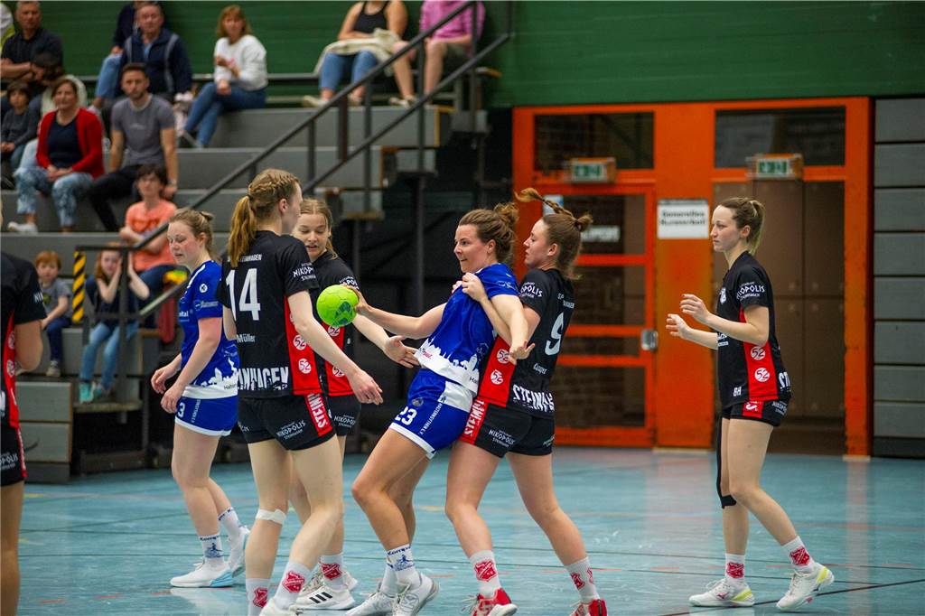 Mit einem 29:18-Sieg gegen die Spvg. Steinhagen im letzten Heimspiel der Saison verabschiedeten die Damen des HSC Haltern-Sythen mit Carina Keysers und Hannah Pauly zwei Spielerinnen.