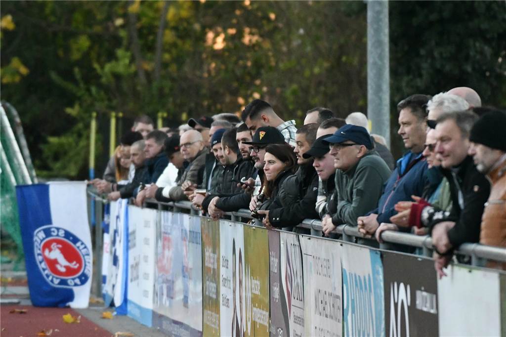 Fünf Spiele, fast 100 Fotos : Impressionen vom 14. Spieltag in Castrop-Rauxel Mit einem 3:0-Sieg gegen Westfalia Herne baute der SV Wacker Obercastrop seine Erfolgsserie in der Westfalenliga auf vier Partien ohne Niederlage aus.