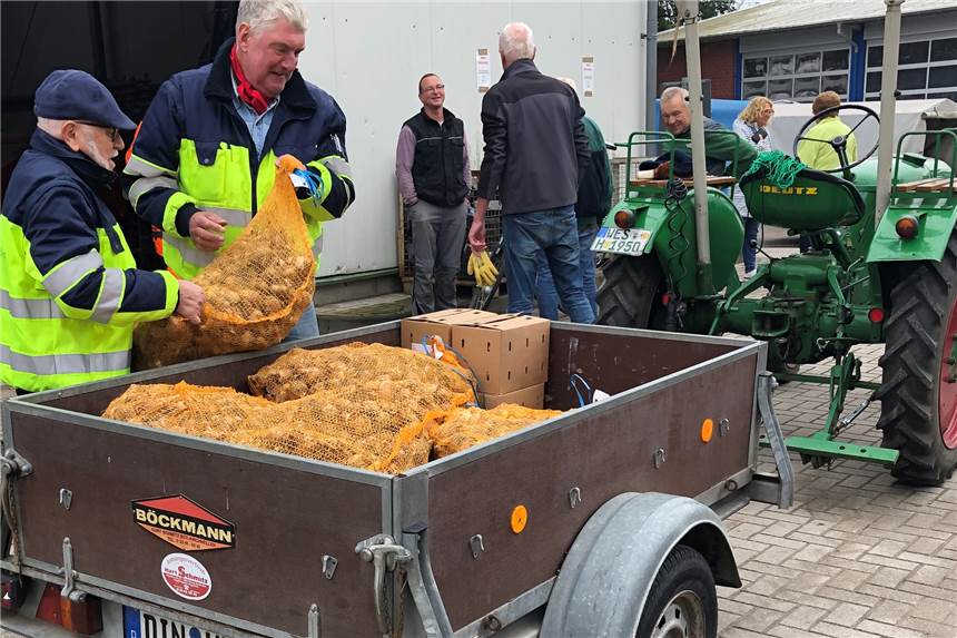 Pflanzaktion: 36.900 Blumenzwiebeln sollen im Frühjahr erblühen Mit einem alten Deutz-Traktor aus dem Jahr 1960 holten Wolfgang Jörgens und Hubert Gülker vom Heimatverein Gahlen die Blumenzwiebeln ab, die der Verein in Gahlen pflanzen will.