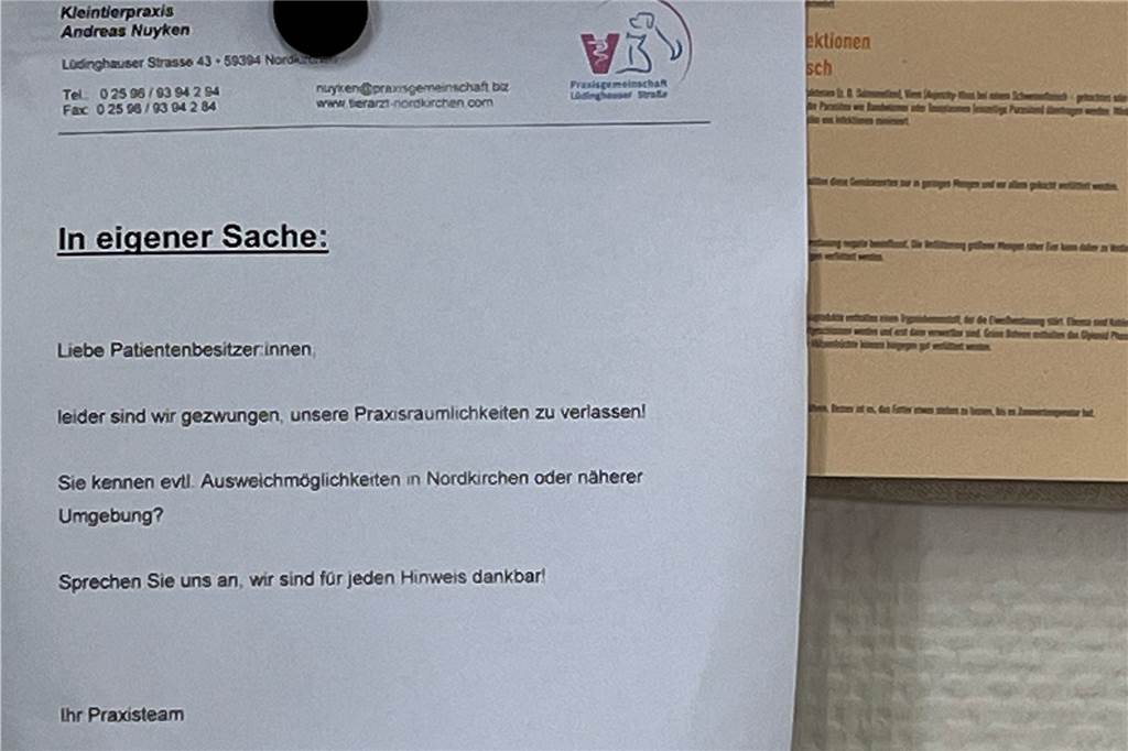 Praxis dringend gesucht: Tierarzt muss Räume bald verlassen Mit einem Aushang im Wartezimmer macht die Tierarztpraxis auf ihre Situation aufmerksam.
