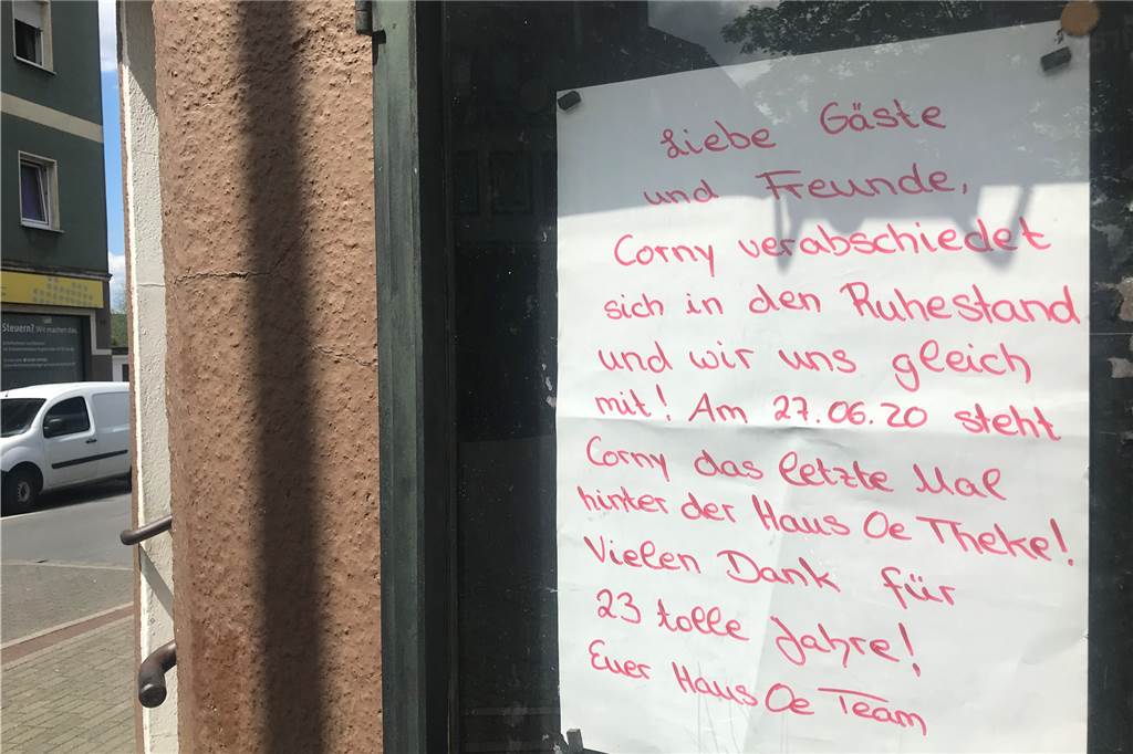 Mit einem Aushang verabschiedet sich das Team von "Haus Oe" auf Schwerin gemeinsam mit Wirt Alfred "Corny" Hilpert am Samstag (27.6.) in den Ruhestand.