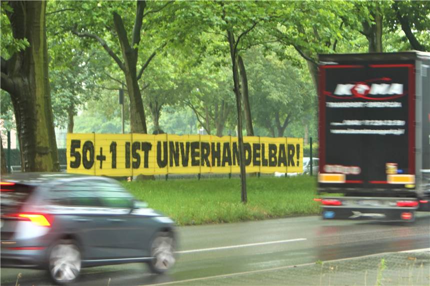 Mit einem Banner vor der Geschäftsstelle am Rheinlanddamm haben die BVB-Fans jüngst gegen die 50+1-Regel demonstriert.