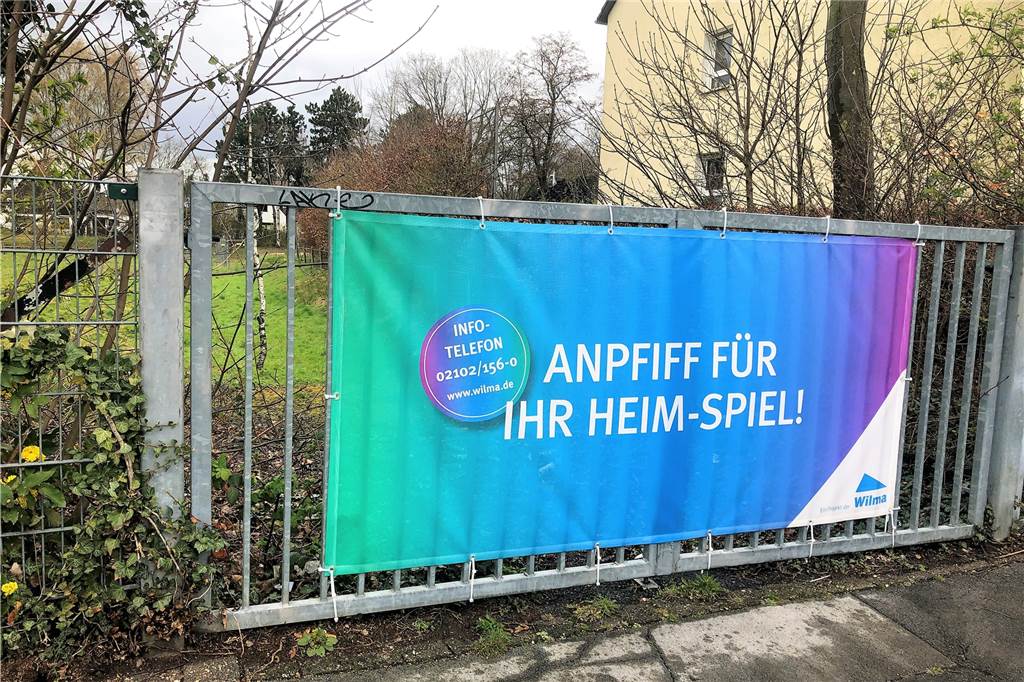 36 neue Häuser auf ehemaligem Sportplatz: Baustart wohl im Sommer 2022 Mit einem Banner wirbt die Firma für das neue Wohnquartier.