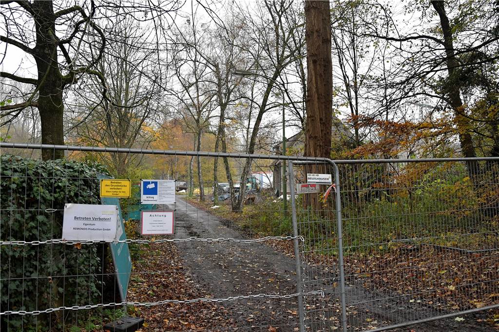 Verlassene Orte in Lünen: Entsorgungs-Riese Remondis reißt Häuser ab Mit einem Bauzaun ist das Gelände abgeriegelt.