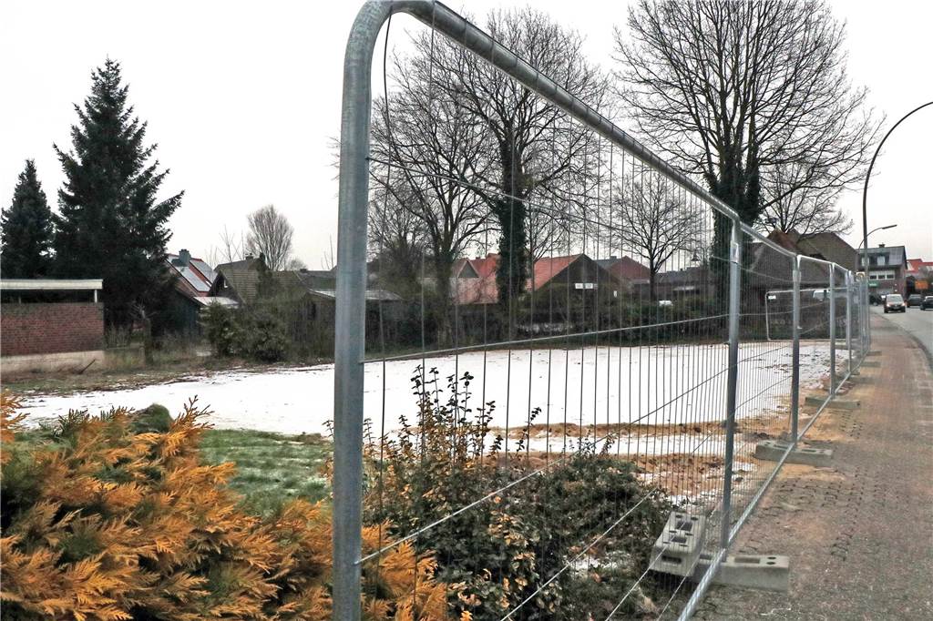 Gerüchtecheck: Was passiert mit dem Grundstück an der Textilstraße? Mit einem Bauzaun ist die Freifläche abgesperrt.