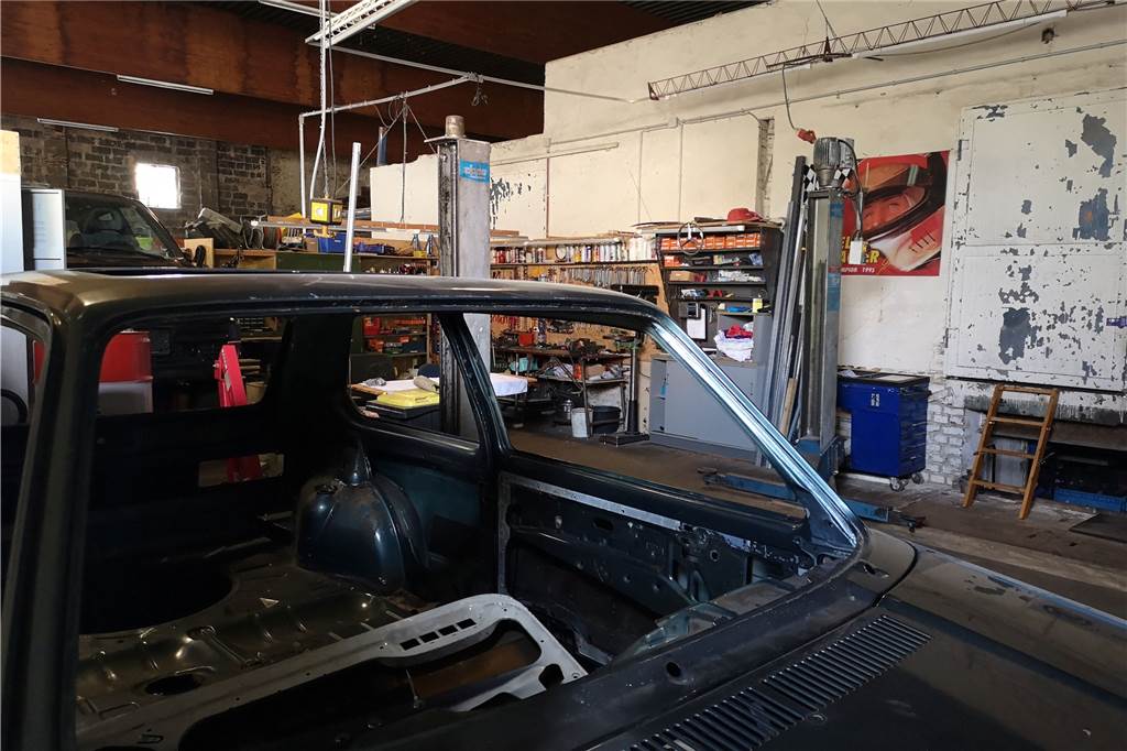 Rentner hortet kiloweise Sprengstoff und Waffen: Wer ist dieser Mann? Mit einem Bekannten hat der 68-Jährige in dieser Werkstatan der Werner Straße häufig an Autos geschraubt.
