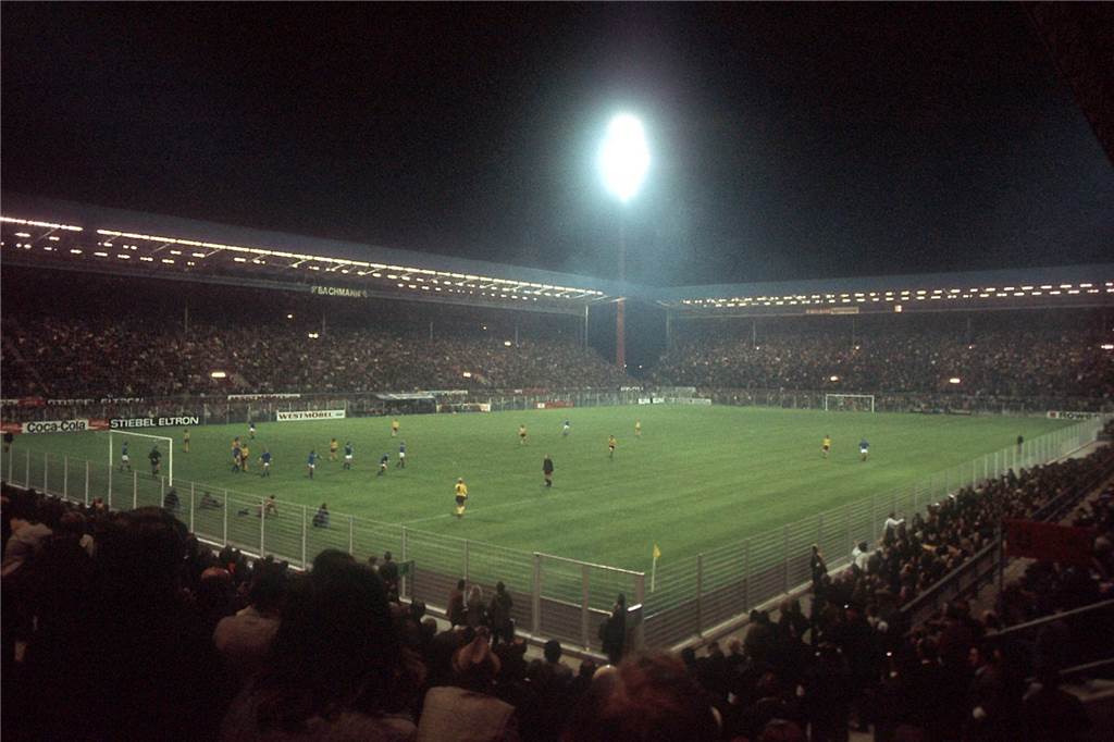 Borussia Dortmund und der FC Schalke 04: Wie eine Freundschaft zerbrach Mit einem Benefizspiel gegen den FC Schalke 04 zugunsten der finanziell angeschlagenen Dortmunder wurde das Westfalenstadion am 2. April 1974 eingeweiht. dionam 2. Apirl 1974 eingeweiht.