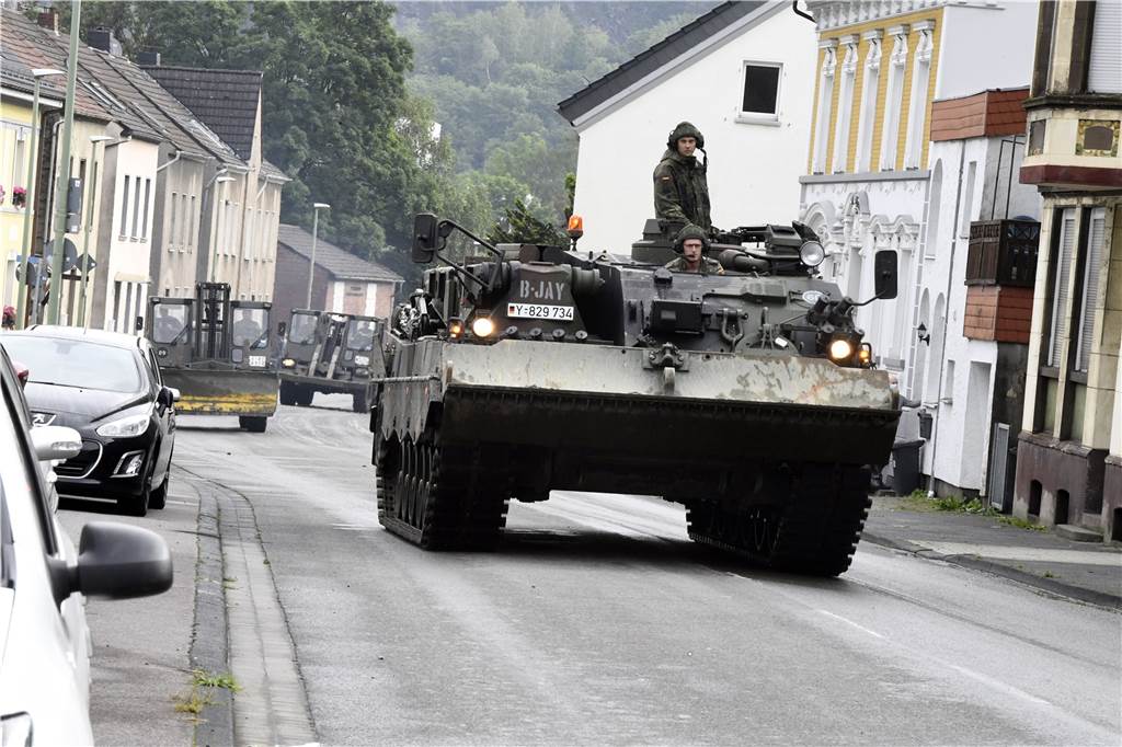 Unwetter in NRW: Zahl der Toten steigt, über Tausend Menschen werden noch vermisst – Liveblog Mit einem Bergepanzer und schwerem Räumgerät rückt die Bundeswehr an, um die Schäden die die Überflutung der Nahma am Vorabend mit sich gebracht hat, zu beseitigen. Durch die heftigen Regenfälle war das Flüsschen zum reißenden Fluss geworden.