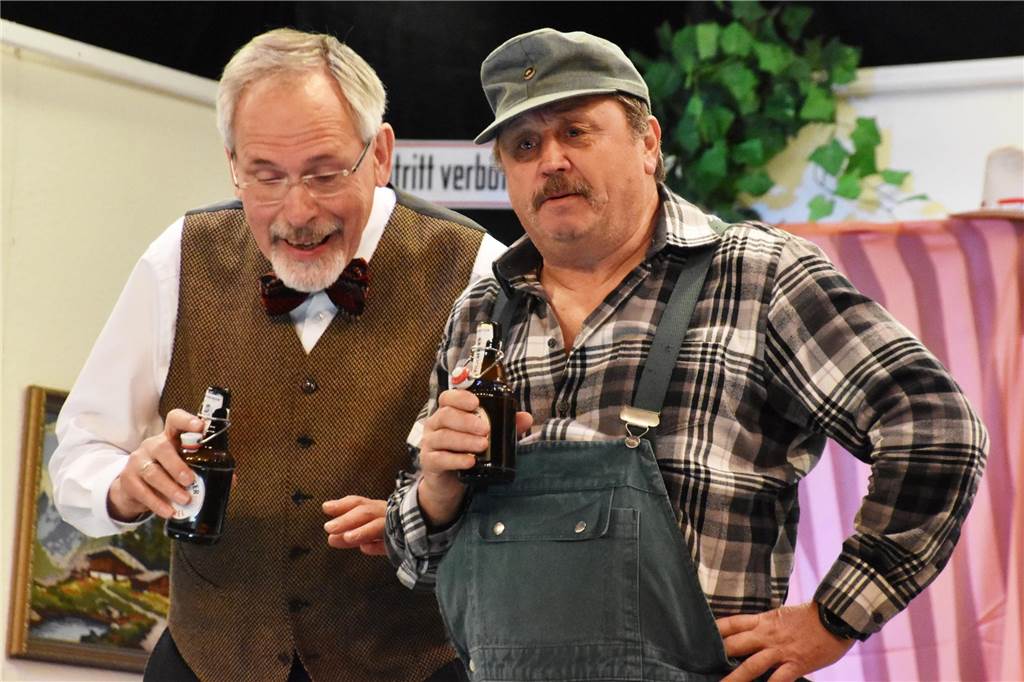Mit einem Bier findet sich leichter eine Lösung. Horst Riehl und Jürgen Siegerink als Waldi und Kalle.