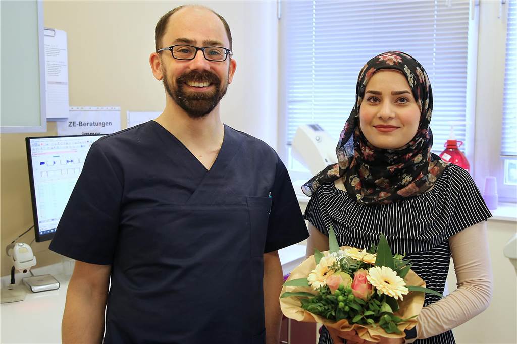 Ausbildungspaten: Irakerin (26) findet Ausbildungsplatz in Haltern Mit einem Blumenstrauß begrüßte Dr. Christian Cuhlmann seine neue Auszubildende.