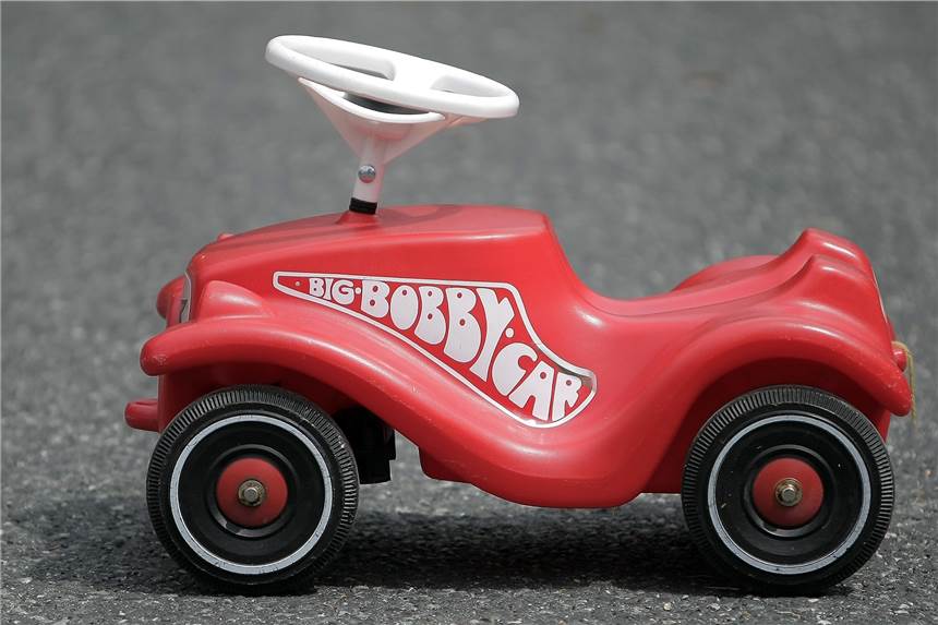 64-Jährige verletzt: Polizei sucht Mutter eines Bobby-Car-Fahrers Mit einem Bobby-Car wurde eine 64-Jährige angefahren.