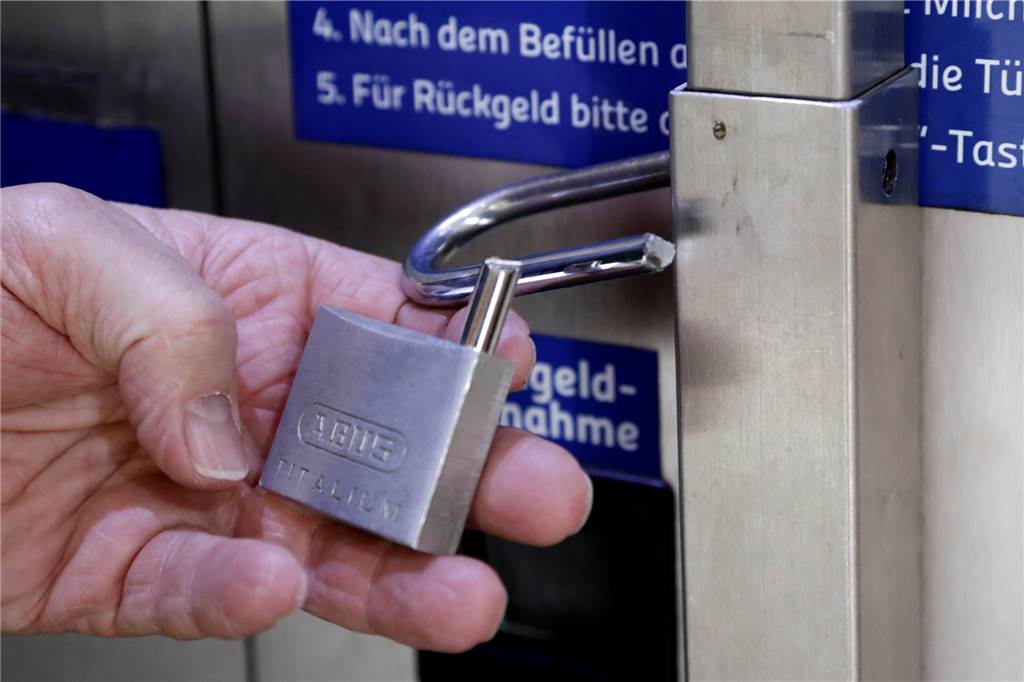 Milchautomat in Flaesheim geknackt: Kleine Beute, großer Schaden Mit einem Bolzenschneider wurde das Schloss am Milchautomaten geknackt.