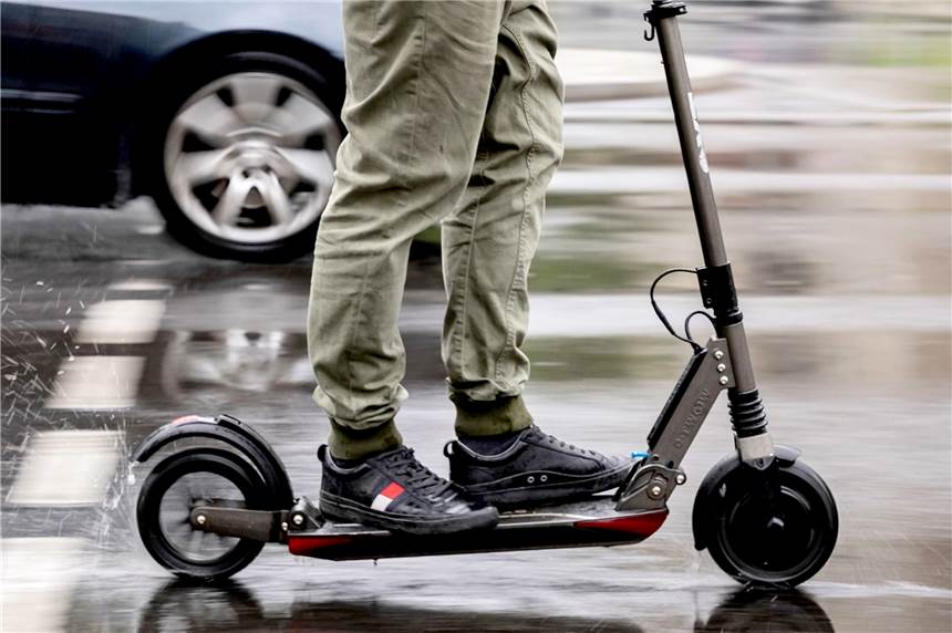 Drogenverdacht: E-Scooter-Fahrer fiel bei Geschwindigkeitskontrollen an der Laakstraße auf Mit einem E-Scooter (Symbolbild) fiel ein 29-Jähriger der Polizei an der Laakstraße auf.