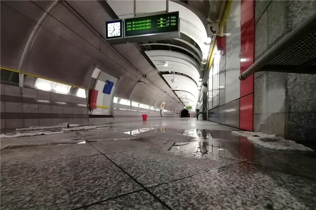 „Nicht ganz dicht“: Wasser in der U-Bahn-Haltestelle Saarlandstraße nass Boden Nässe Wasser Eimer Aufnehmer undicht Lack Saarlandstraße Dortmund U46