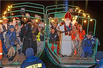 Mit einem festlich beleuchteten Schiff des Lippeverbandes kamen am Samstag der Nikolaus, Knecht Rupprecht und rund 30 märchenhafte Gestalten über die Lippe.