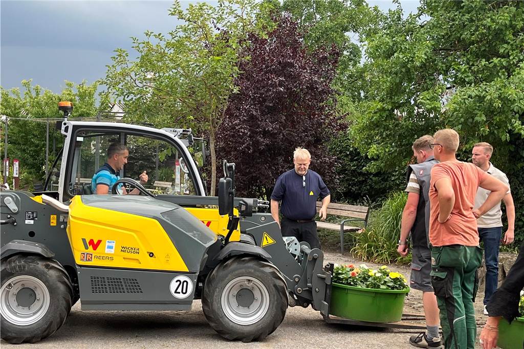 Mehr Dahlien fürs Dahliendorf: Drei Vereine packen es an Gabelstapler mit Blumenkübel und viele Helfer.