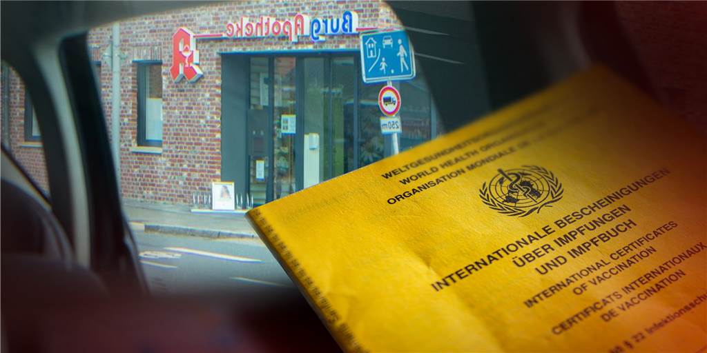Dreister Corona-Impfpass-Fälscher fliegt in der Burg-Apotheke auf Mit einem gefälschten internationalen Impfbuch wollte ein Mann in der Burgapotheke digitale Impfnachweise ergaunern.