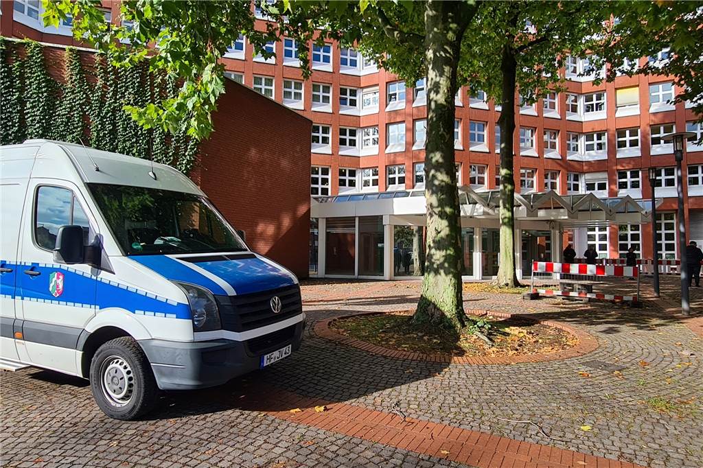 Mit einem Gefängnistransporter wurden die beiden Männer aus JVA Herford zum Landgericht Münster gebracht. Durch das Urteil wurde die Haftstrafe gegen sie natürlich aufrechterhalten.