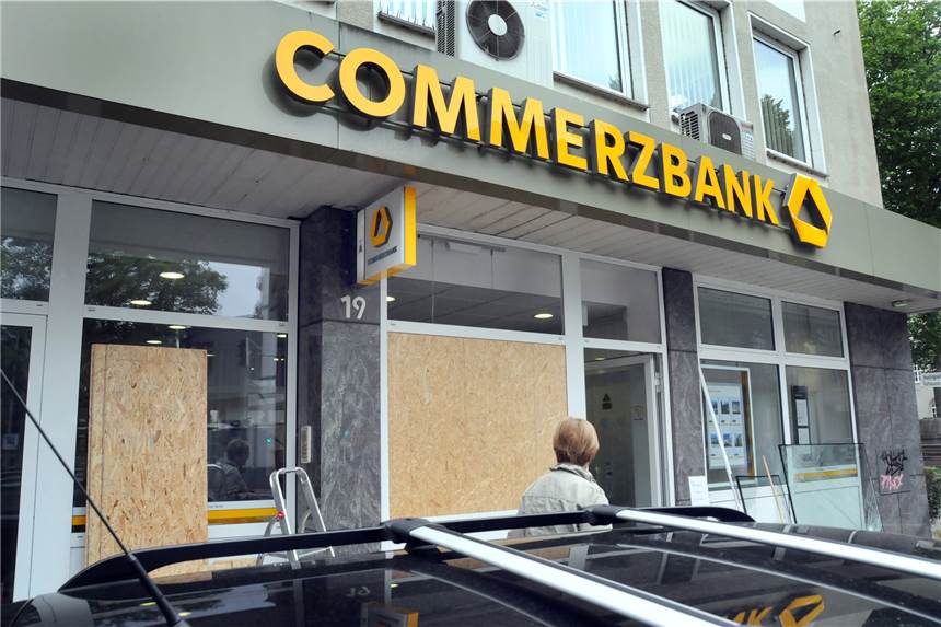 Was am Dienstag in Schwerte wichtig wird: Überfall auf Schwerter Commerzbank-Filiale Mit einem Geländewagen rammten am Montag die Bankräuber die Eingangstür der Commerzbank-Filiale an der Rathausstraße ein.