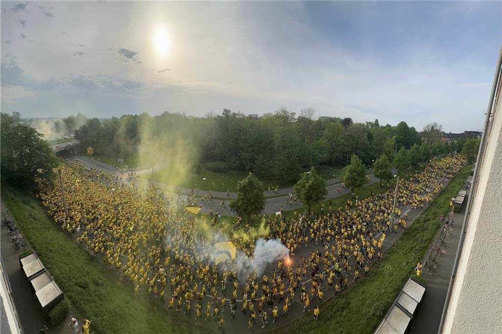 Polizei erlebt bei Demonstrationen so ruhigen 1. Mai wie lange nicht Mit einem gewaltigen Fanmarsch zogen die BVB-Fans am frühen Abend vom Westpark zum Stadion.