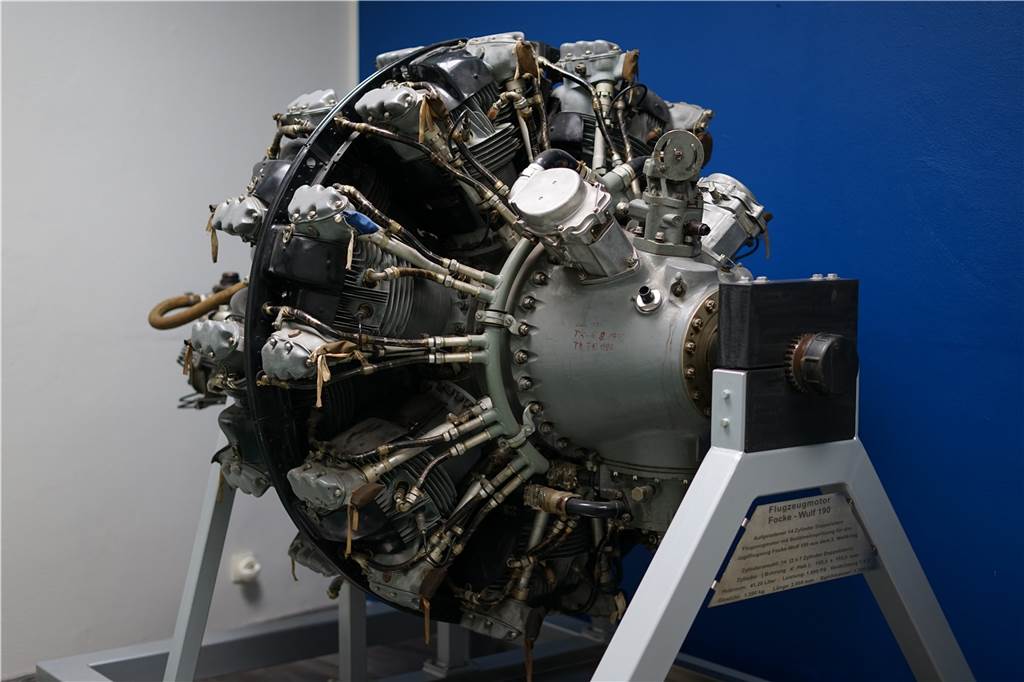 Stadtlohner Flugplatz – Luftsport für jedermann Mit einem Gewicht von 1200 Kilo und 1800 PS Leistung ist der 14-Zylinder-Doppelsternmotor einer alten Focke-Wulf 190 ein wahrer Blickfang.