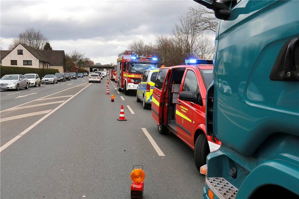 Spektakulärer Lkw-Unfall kurz vor Ikea: Anhänger mit Hackschnitzel kippt um - Verschüttete gesucht Spektakulärer Lkw-Unfall kurz vor Ikea: Anhänger mit Hackschnitzel kippt um - Verschüttete gesucht