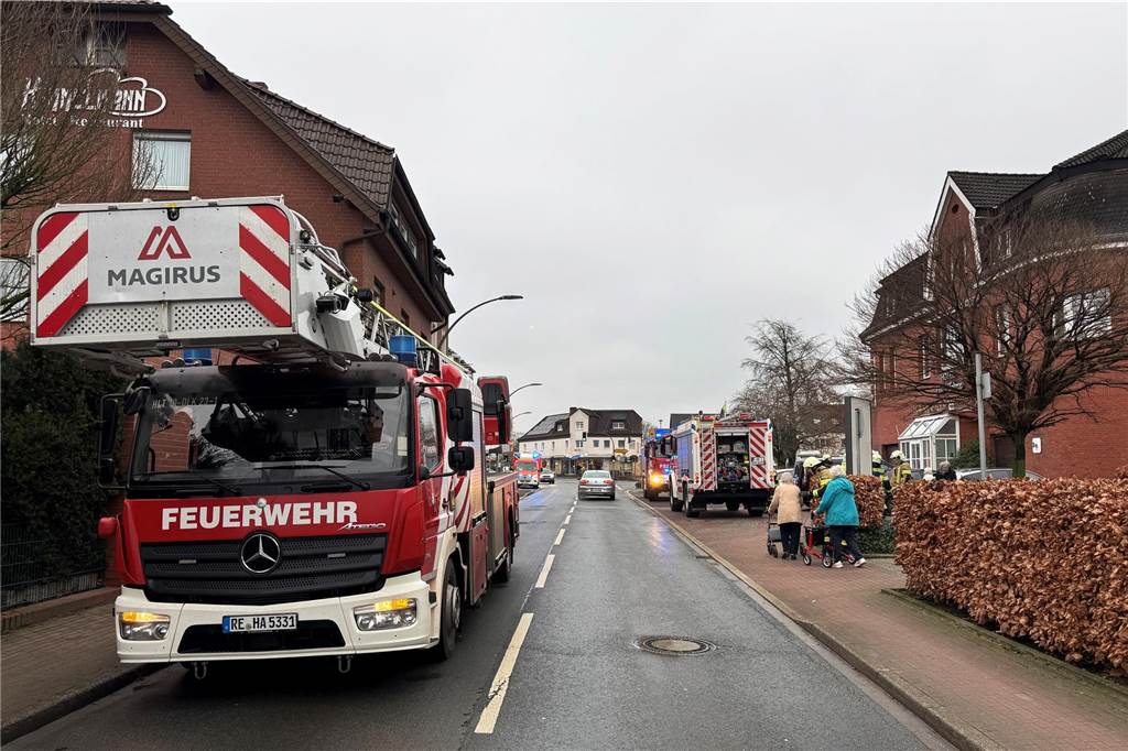 Aufregung am Silvestermorgen: 70 Senioren mussten evakuiert werden Blick in die Ortsmitte von Lippramsdorf mit Feuerwehrwagen