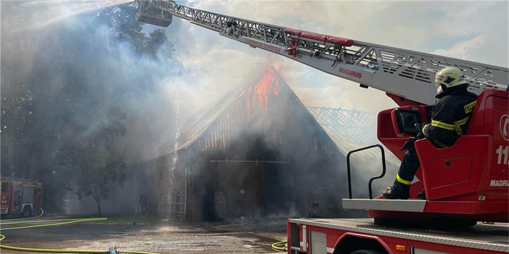 Großeinsatz für Dorstener Feuerwehr: Scheune auf Bauernhof brannte, Tiere in Gefahr Brand auf Bauernhof in Dorsten