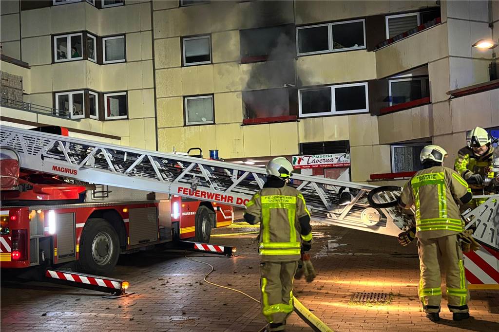 Großaufgebot der Feuerwehr löscht Wohnungsbrand in Wulfen-Barkenberg Feuerwehr im Einsatz an einem Mehrfamilienhaus
