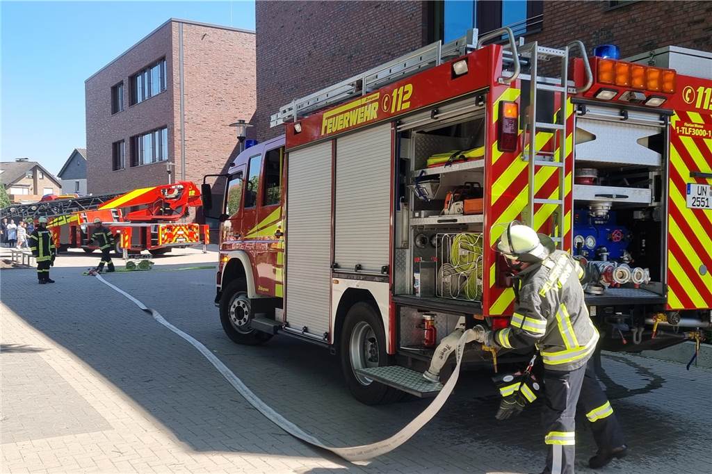 Abkühlung für Schüler bei Alarmübung: Feuerwehr Werne testet Ernstfall Mit einem Großaufgebot war die Feuerwehr Werne zur Übung an der Wiehagenschule angerückt.