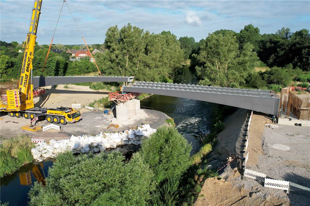 300 Tonnen Stahlträger für Lippebrücke zwischen Olfen und Ahsen Mit einem großen Autokran wurden die 50 Tonnen schweren Stahlträger montiert.
