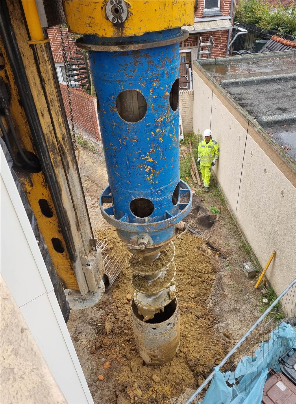 Meterhoher Bohrer an Baustelle für Rathausneubau: Rohbau-Arbeiten starten Mit einem großen Bohrer schafften die Bauarbeiter die Voraussetzungen, um das die Stahlträger im Boden zu versenken.